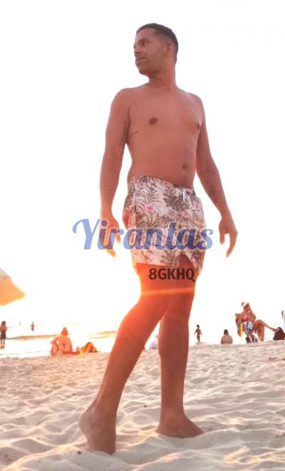 Dominican Dot 098028700, hombre en Punta del Este