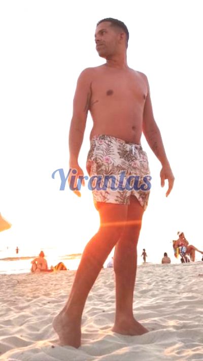 Dominican Dot 098028700, hombre en Punta del Este